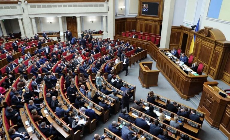 Більшість українців не схвалюють діяльність Верховної Ради (ОПИТУВАННЯ)