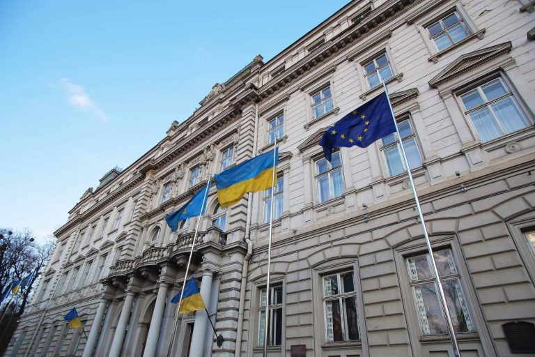 З Львівської ОВА через зменшення зарплат звільняються працівники 11 З Львівської ОВА через зменшення зарплат звільняються працівники