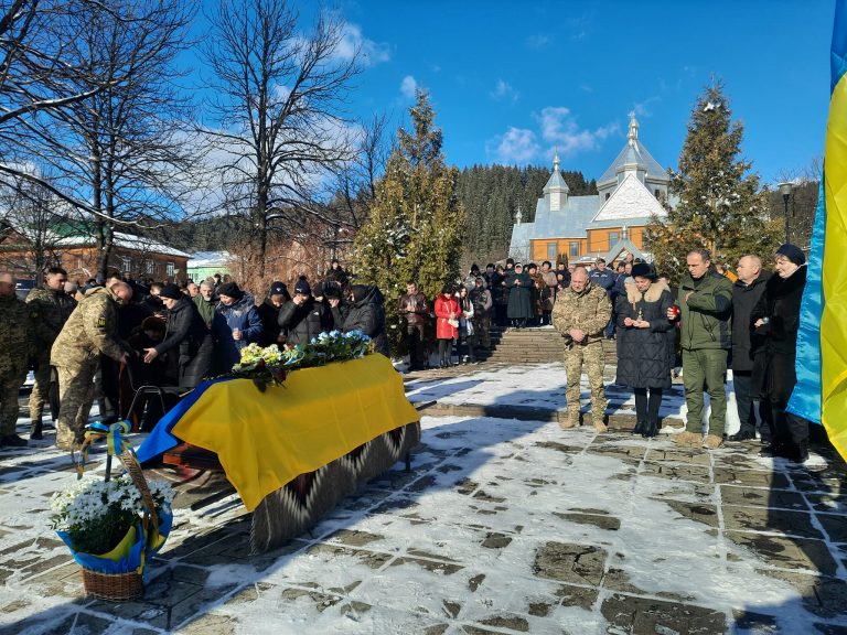 Плаче та сумує Гуцульщина: з фронту привезли тіло воїна Володимира Семотюка 6 3 14
