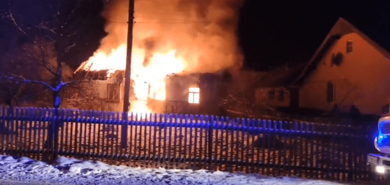 У Вигодській громаді рятувальники годину гасили пожежу житлового будинку (ВІДЕО) 9 У Вигодській громаді рятувальники годину гасили пожежу житлового будинку (ВІДЕО)
