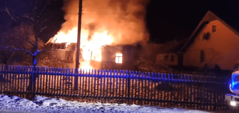 У Вигодській громаді рятувальники годину гасили пожежу житлового будинку (ВІДЕО)