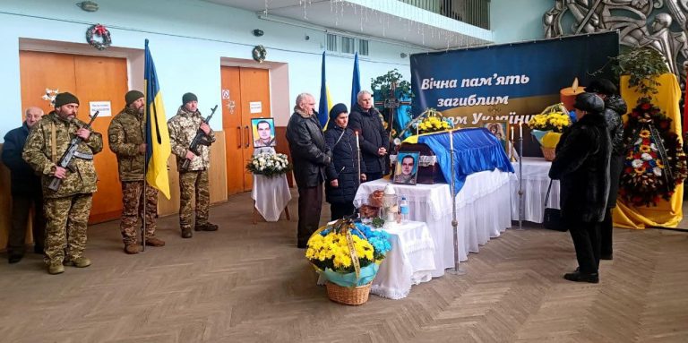 У Бурштині попрощалися з військовим Андрієм Шаюком, який загинув на Харківщині 11 У Бурштині попрощалися з військовим Андрієм Шаюком, який загинув на Харківщині
