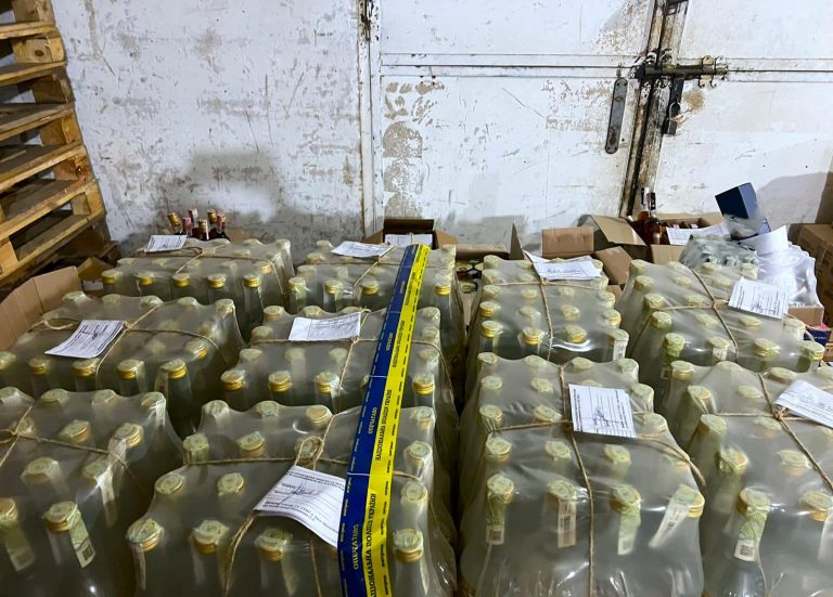 У Коломиї чоловік збував фальсифікований алкоголь на суму приблизно півмільйона гривень (ФОТО)