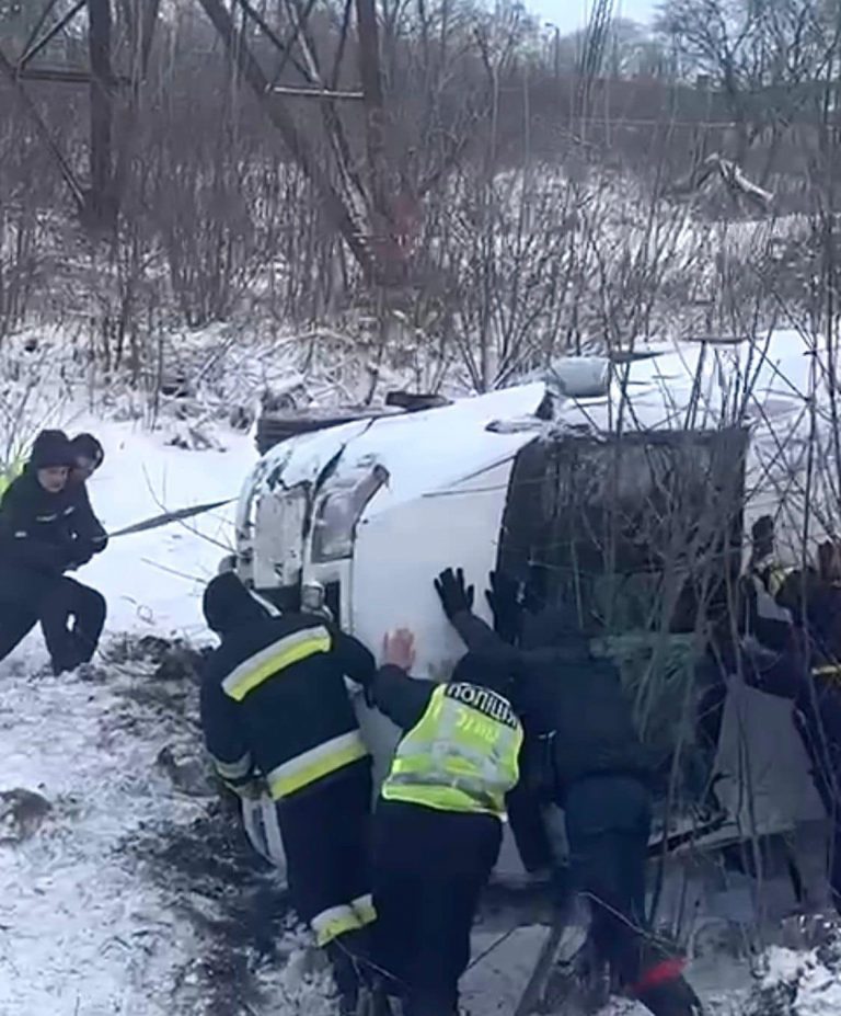 На Прикарпатті в снігову пастку потрапив мікроавтобус (ВІДЕО) 6 417356854 368506409156928 7322763852514913003 n