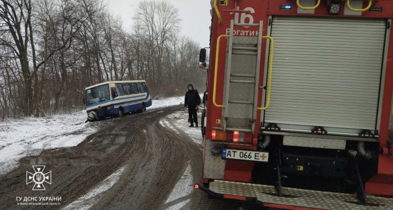 У Рогатинській громаді рейсовий автобус з пасажирами зʼїхав з дороги (ФОТО) 4 417783627 682671994022167 7683450526570626406 n