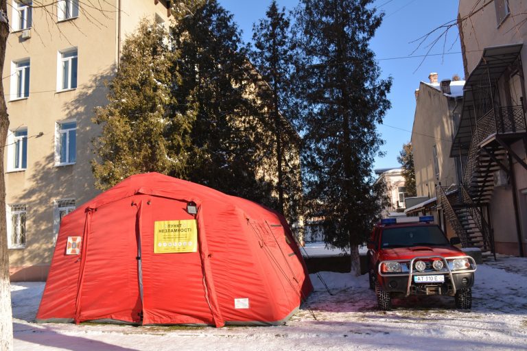 У Надвірній відкрили мобільний пункт незламності (ФОТО) 5 418864319 804380784847786 1536367986473455088 n