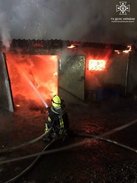 У Богородчанах в гаражі загорілися два автомобілі: які наслідки пожежі (ФОТО)