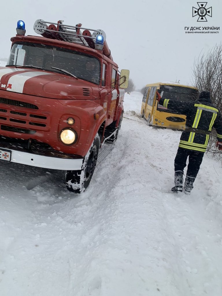На Прикарпатті через негоду застряг пасажирський автобус (ФОТО) 12 419001403 685916730364360 2031053417136198396 n