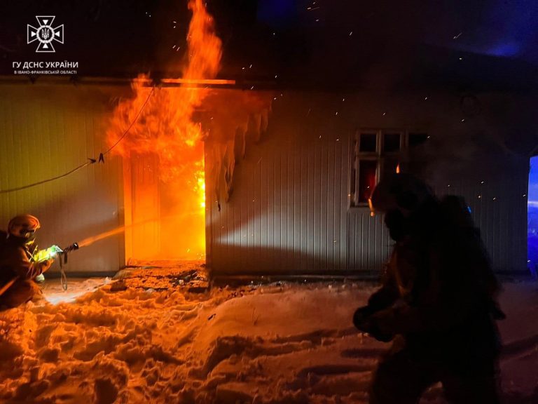 На Городенківщині під час пожежі будинку загинула пенсіонерка (ФОТО) 9 На Городенківщині під час пожежі будинку загинула пенсіонерка (ФОТО)