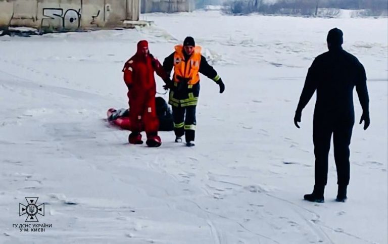 У Києві чоловік провалився під кригу: що з ним (ФОТО) 2 У Києві чоловік провалився під кригу: що з ним (ФОТО)