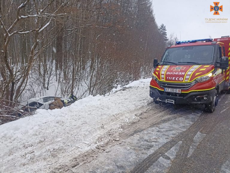 ДТП на Калущині: постраждалого витягали з понівеченої автівки (ФОТОФАКТ) 4 419792324 686025320353501 3327658444520709504 n