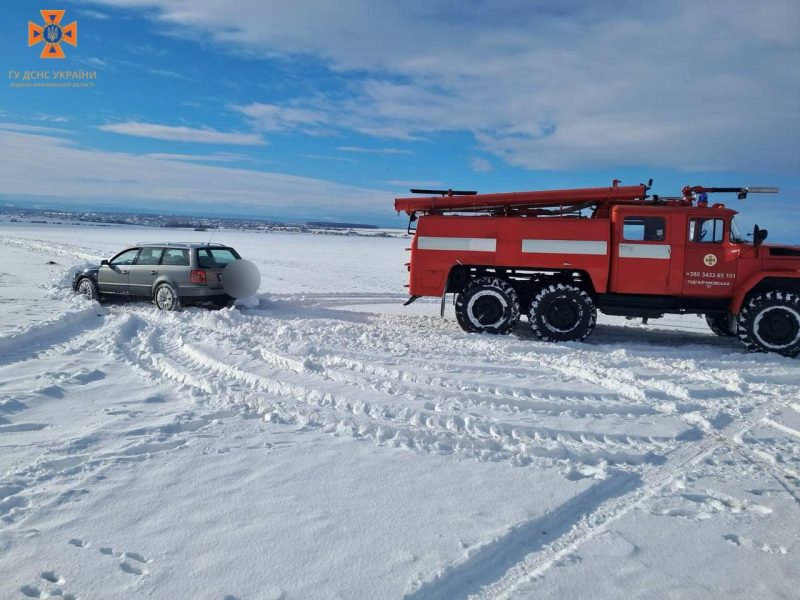 У Коломийському районі авто "застрягло" у снігу: водій викликав рятувальників (ФОТО)