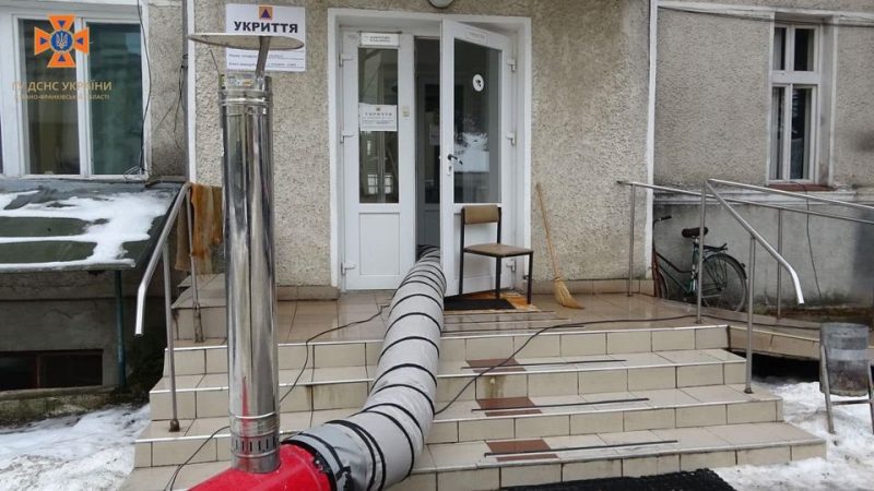 Прорвало газову трубу: як у Тисмениці рятувальники забезпечили теплом лікарню