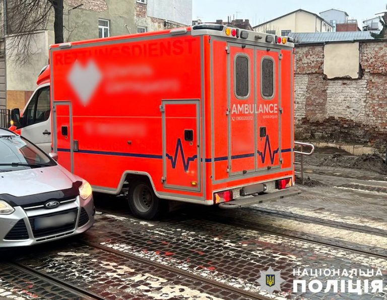 У Львові під колеса "швидкої" потрапила 31-річна жінка: що з нею (ФОТО) 2 У Львові під колеса "швидкої" потрапила 31-річна жінка: що з нею (ФОТО)