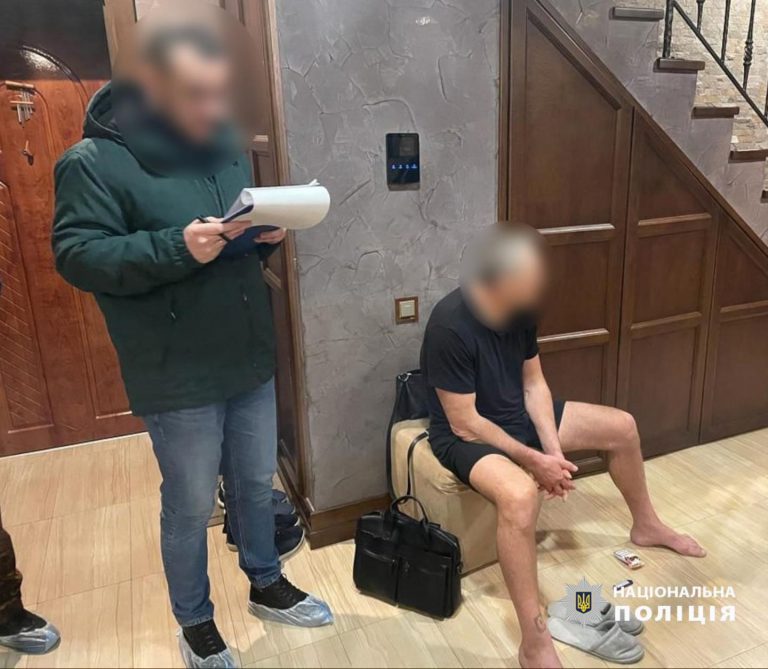 На Франківщині затримали кримінального авторитета, який вибивав борги у людей (ФОТО) 12 На Франківщині затримали кримінального авторитета, який вибивав борги у людей (ФОТО)