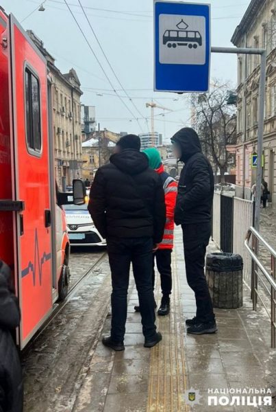 У Львові під колеса "швидкої" потрапила 31-річна жінка: що з нею (ФОТО)