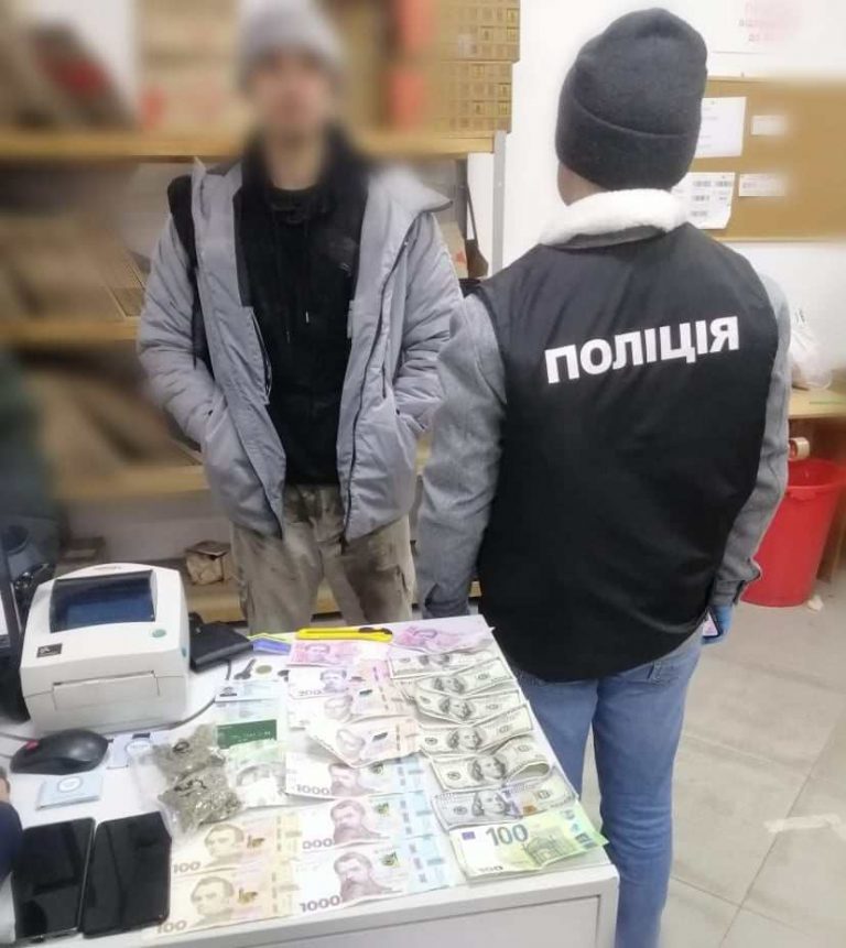 У Франківську затримали чоловіка, який відправляв наркотики поштою (ФОТО) 3 421894965 415627867477833 8640522727250986704 n