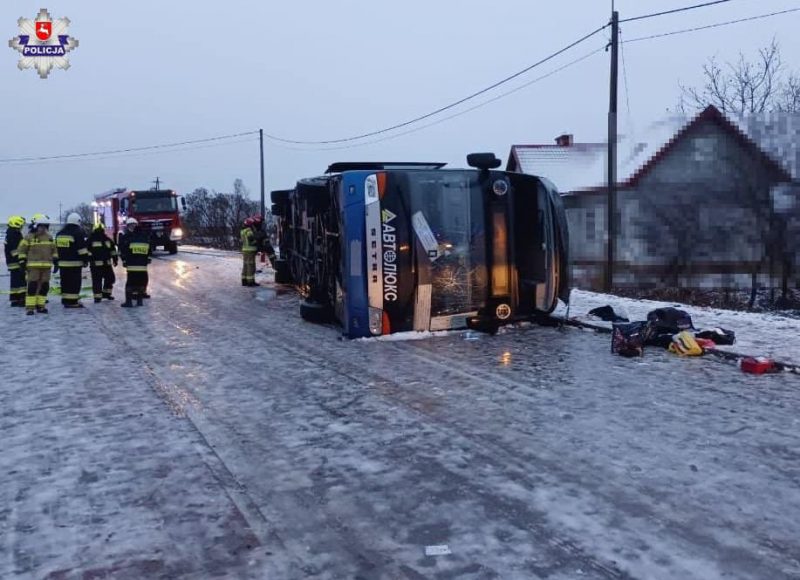 У Польщі перекинувся український автобус: 20 людей у лікарні (ФОТО)