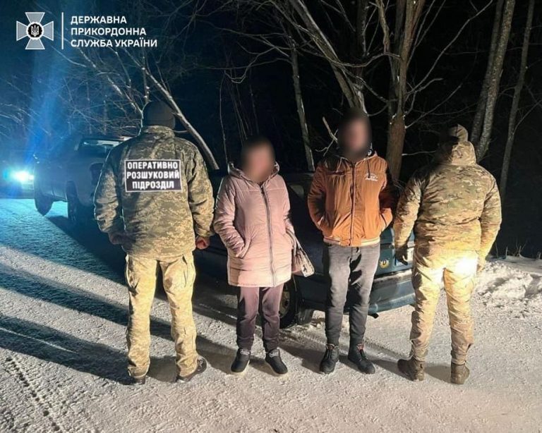 Жінка за 2000 доларів хотіла перевезти чоловіка до Румунії: їх викрили прикордонники (ФОТО)