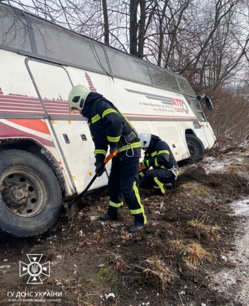 В Угринові через ожеледицю рейсовий автобус з'їхав з дороги: витягували два трактори (ФОТО)