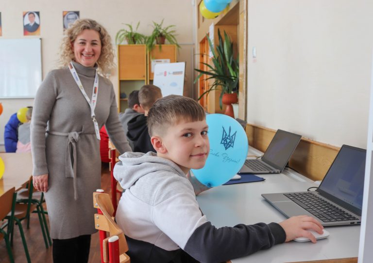 У Калуському ліцеї запрацював цифровий освітній простір (ФОТО) 4 424611520 779163667579005 1445139638348151568 n