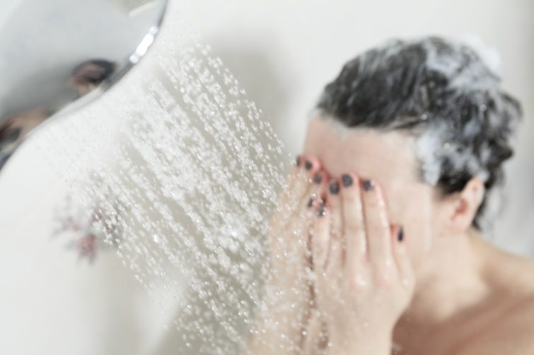 Чи можна приймати душ чи ванну під час застуди: пояснення сімейної лікарки