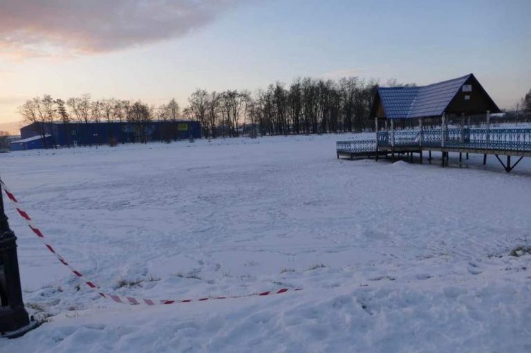 Калушан попереджають про тонкий лід на озері в міському парку 4 FB IMG 1705486005087