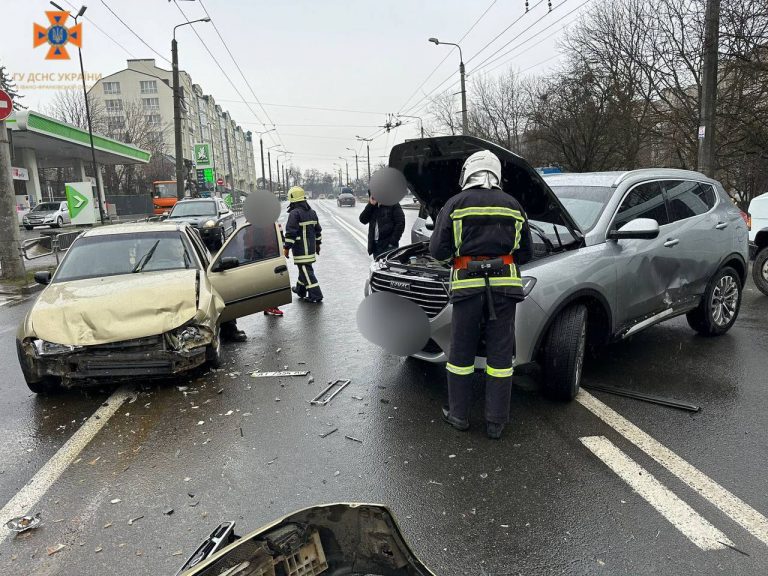 ДТП у Франківську: потерпілого "вирізали" надзвичайники (ФОТОфакт) 2 IMG 0300