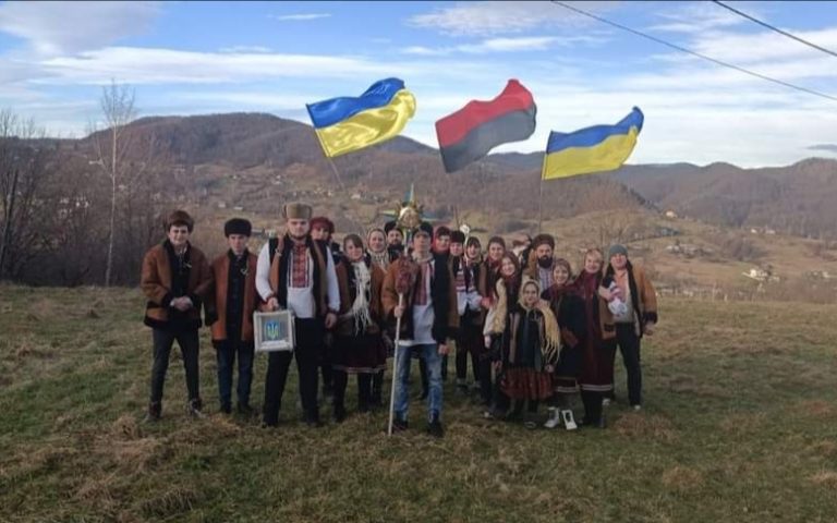 В селі на Коломийщині наколядували 140 тисяч гривень для захисників (ФОТО)