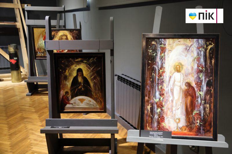 "Дивись і торкайся": у Франківську презентували виставку «Побачити скарби разом!» (ФОТО) 14 IMG 6577 2 scaled