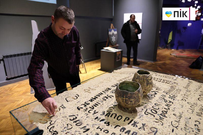 "Дивись і торкайся": у Франківську презентували виставку «Побачити скарби разом!» (ФОТО) 16 IMG 6620 2 scaled