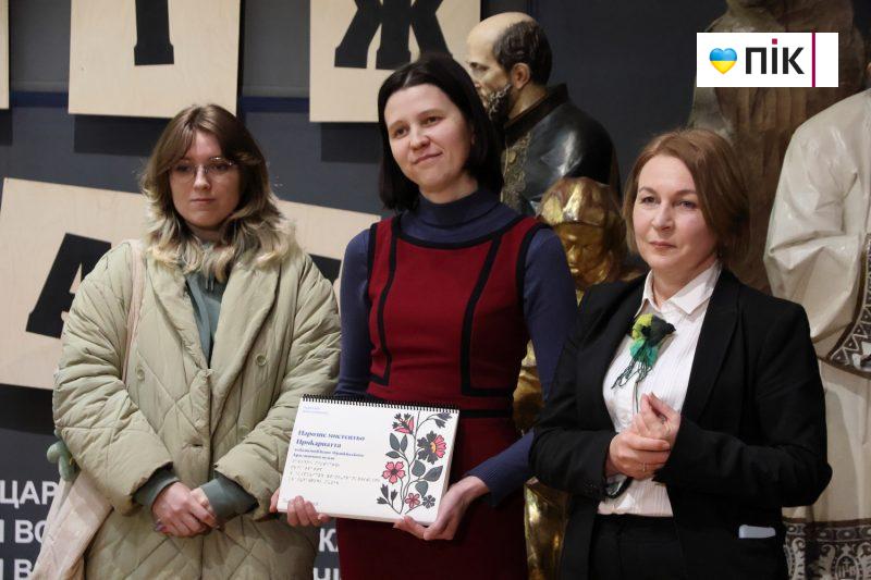 "Дивись і торкайся": у Франківську презентували виставку «Побачити скарби разом!» (ФОТО) 11 IMG 6634 2 scaled