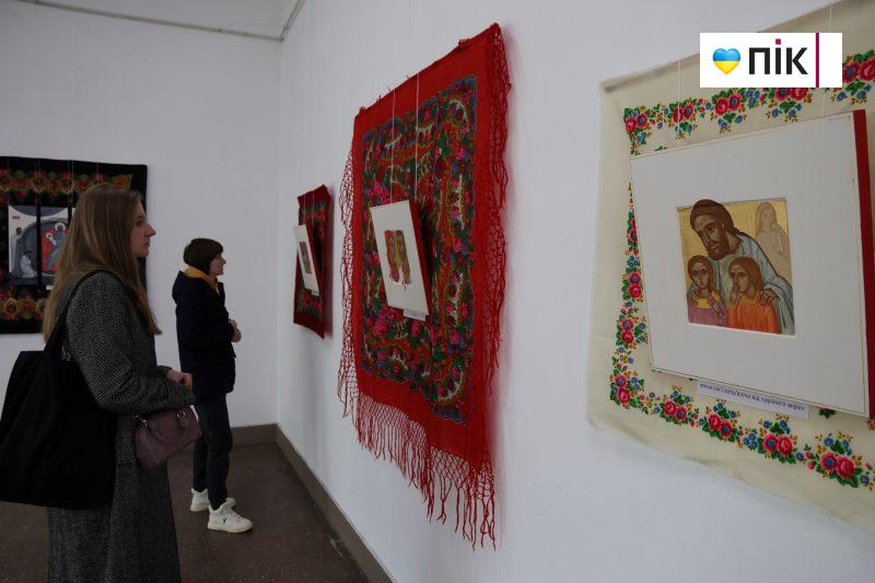 Люди Прикарпаття: виставка-проєкт “Хустина” Ольги Мороз (ФОТО) 16 IMG 8362 2 scaled