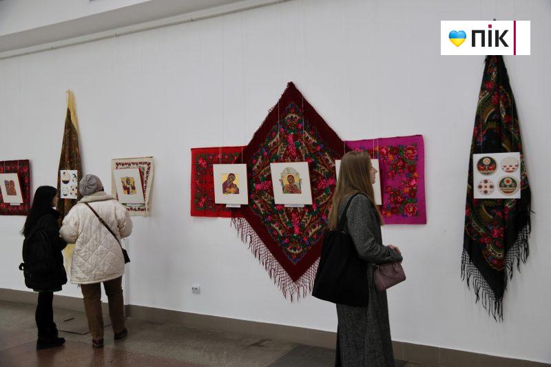 Люди Прикарпаття: виставка-проєкт “Хустина” Ольги Мороз (ФОТО) 18 IMG 8390 2 scaled