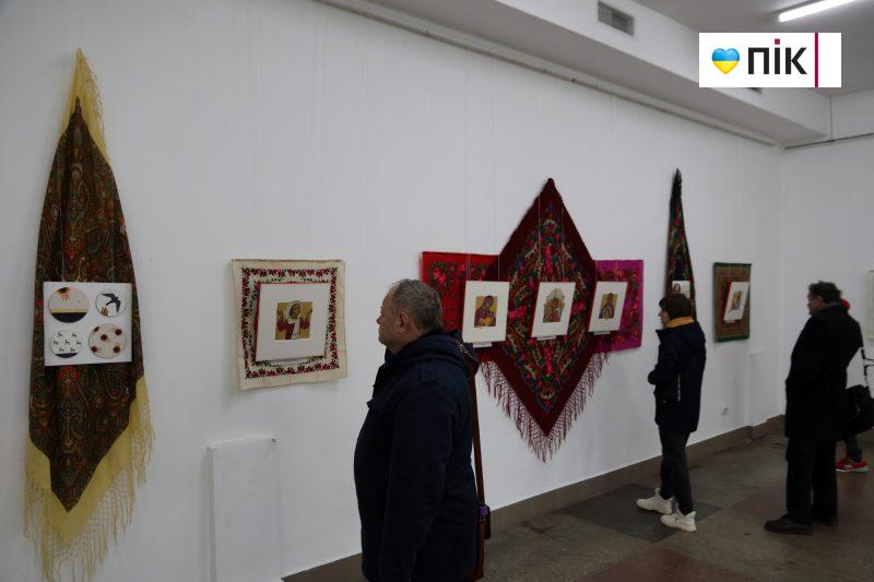 Люди Прикарпаття: виставка-проєкт “Хустина” Ольги Мороз (ФОТО) 20 IMG 8470 2 scaled