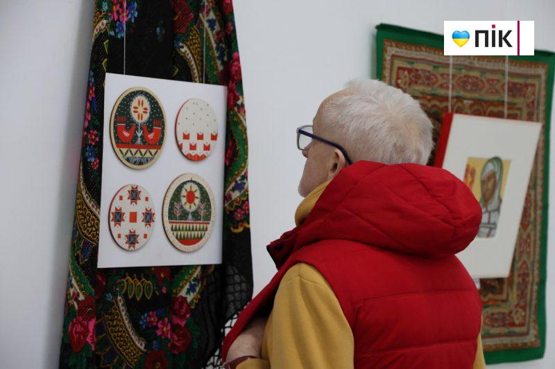 Люди Прикарпаття: виставка-проєкт “Хустина” Ольги Мороз (ФОТО) 10 IMG 8486 2 scaled