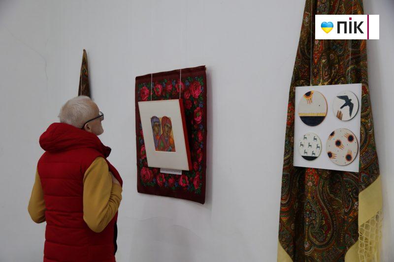 Люди Прикарпаття: виставка-проєкт “Хустина” Ольги Мороз (ФОТО) 15 IMG 8496 2 scaled