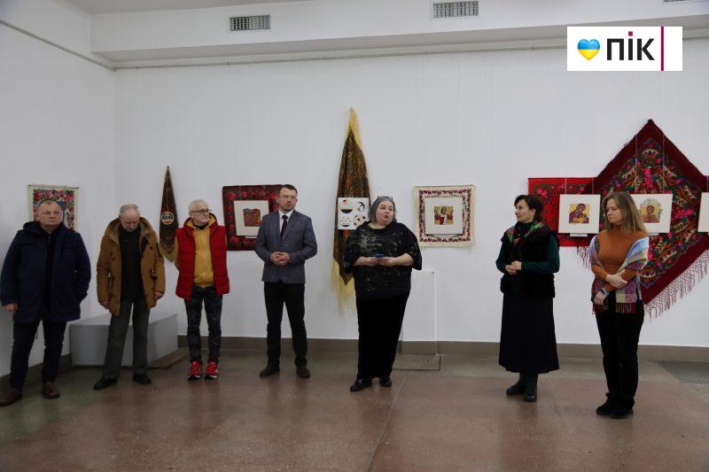 Люди Прикарпаття: виставка-проєкт “Хустина” Ольги Мороз (ФОТО) 11 IMG 8524 2 scaled