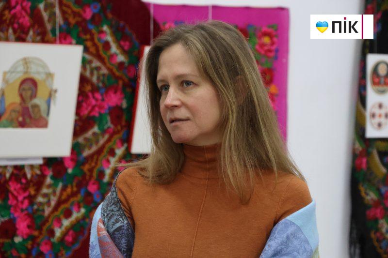 Люди Прикарпаття: виставка-проєкт “Хустина” Ольги Мороз (ФОТО) 6 IMG 8555 2 scaled