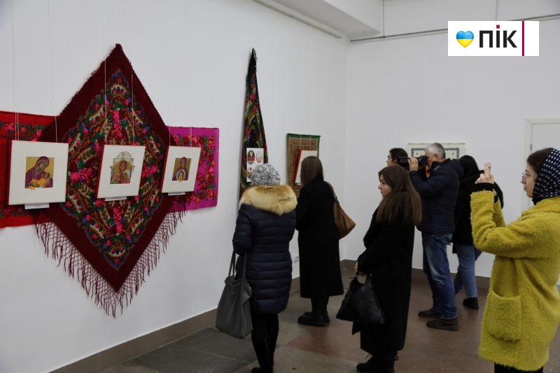 Люди Прикарпаття: виставка-проєкт “Хустина” Ольги Мороз (ФОТО) 14 IMG 8654 2 scaled