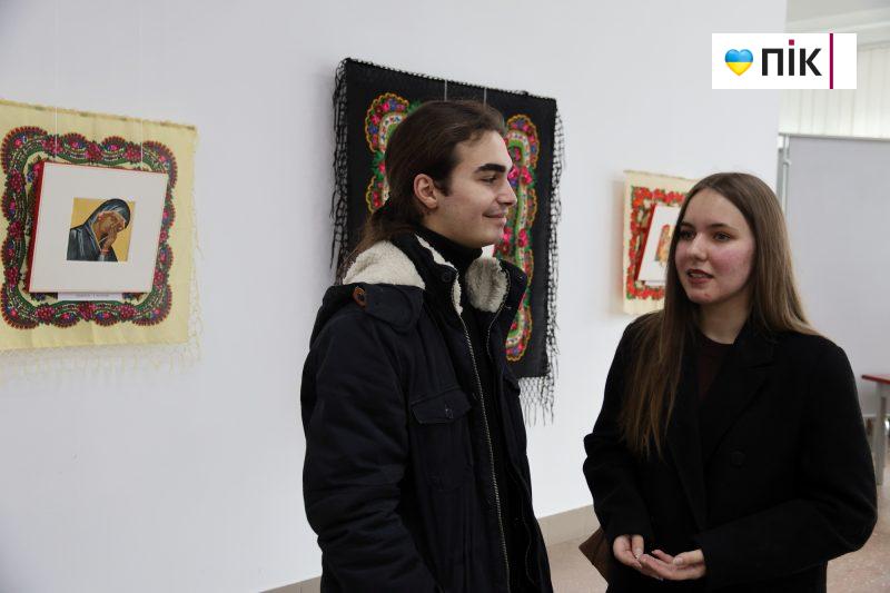 Люди Прикарпаття: виставка-проєкт “Хустина” Ольги Мороз (ФОТО) 8 IMG 8682 2 scaled