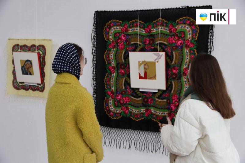 Люди Прикарпаття: виставка-проєкт “Хустина” Ольги Мороз (ФОТО) 3 IMG 8689 2 scaled