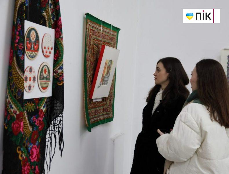 Люди Прикарпаття: виставка-проєкт “Хустина” Ольги Мороз (ФОТО) 5 IMG 8737 2 scaled