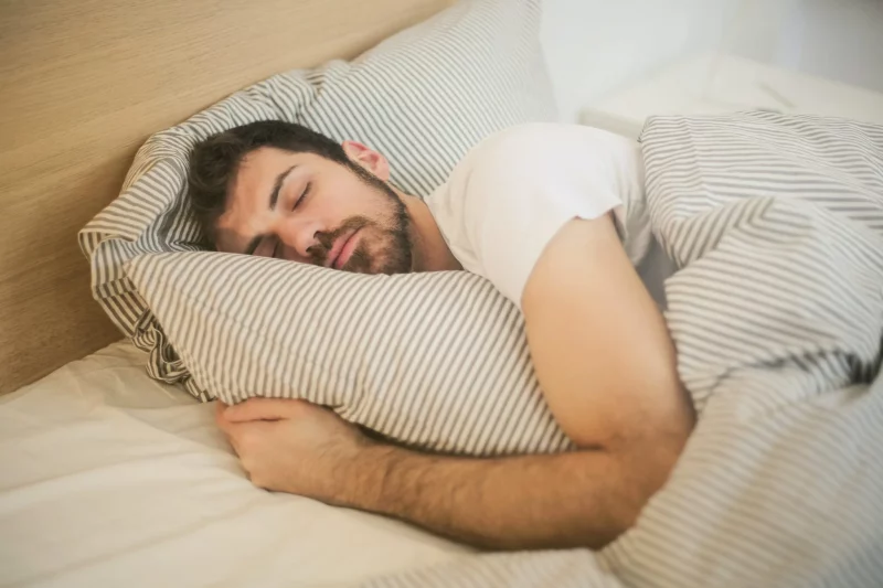 Як краще спати: переваги та недоліки різних поз для сну