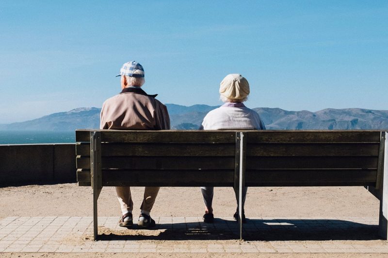 У якому віці виходять на пенсію та скільки в середньому живуть люди у світі (ІНФОГРАФІКА)