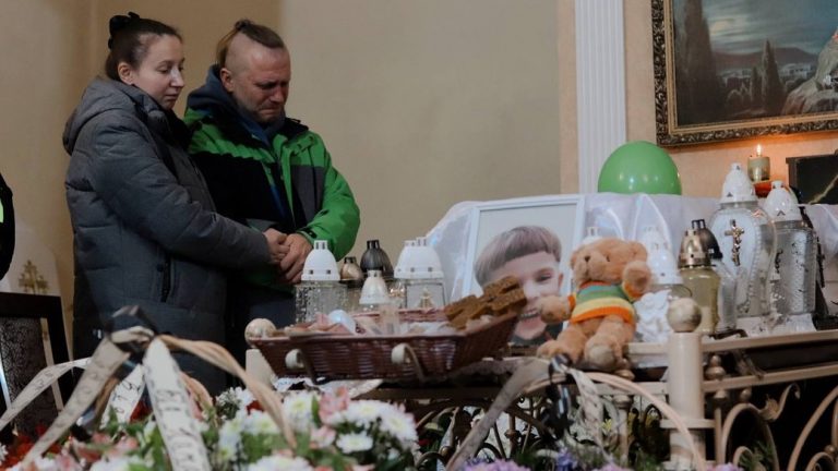 У Коломиї попрощалися з 5-річним хлопчиком, який помер після невдалого візиту до стоматолога 1 e59b35318d4899b1