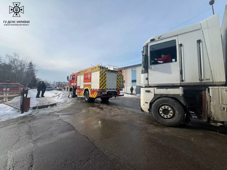 У Франківську вантажівка застрягла на дорозі 11 photo1706016952