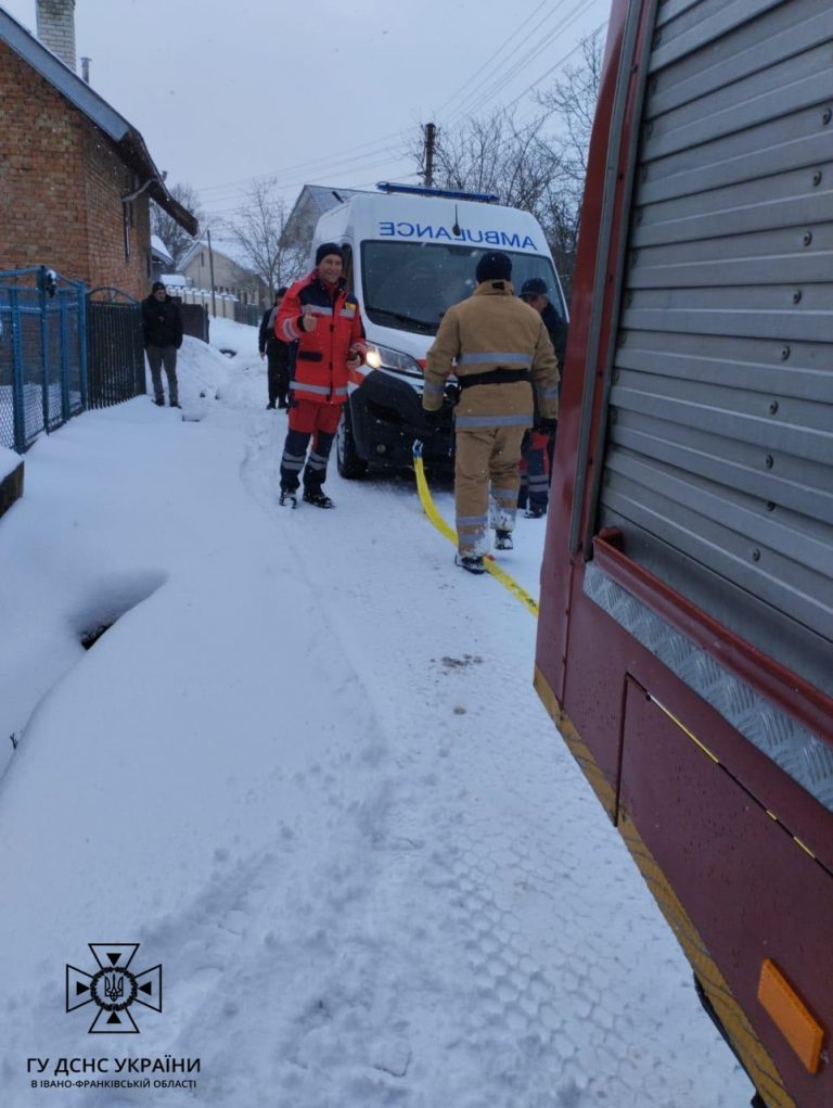 На Прикарпатті на засніженій дорозі застрягла "швидка" (ФОТО) 1 photo 2024 01 13 16 58 58