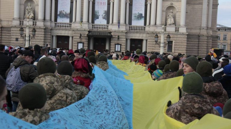 Рекорд України: у Львові розгорнули найбільший прапор із підписами військових 2 photo 2024 01 21 15 46 34