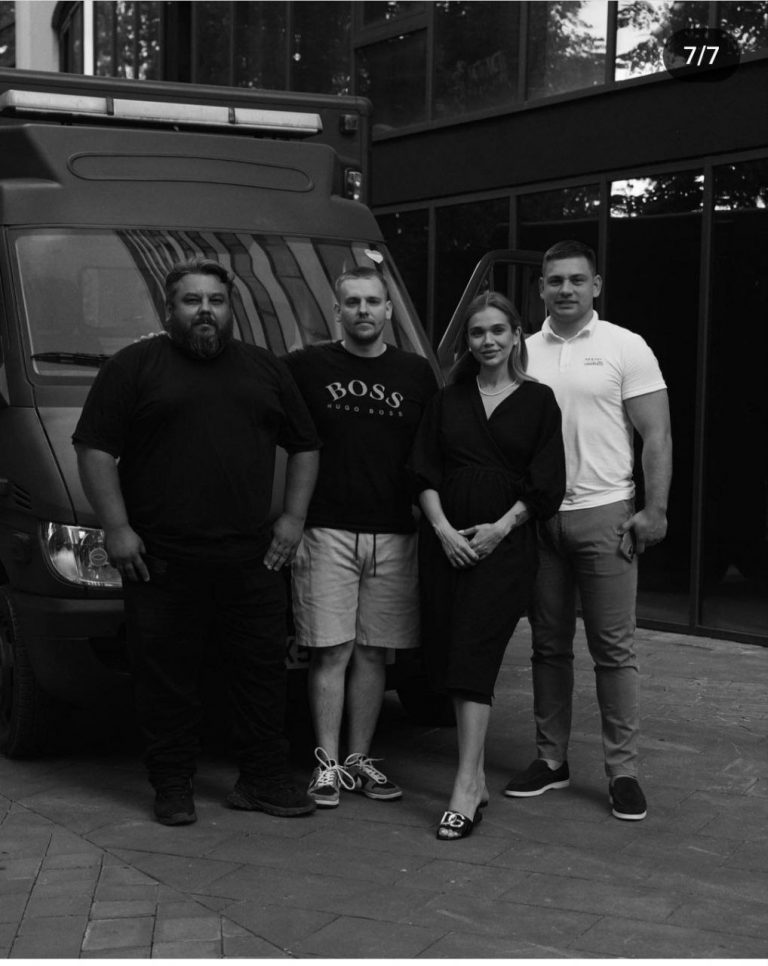 Півроку стоїть на вулиці: чому авто, яке франківська блогерка купила для ЗСУ досі не відправили на фронт (ФОТО)